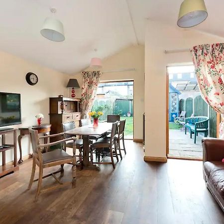 Lovely Three Bedroomed House, Parking 2 Cars Londra Esterno foto