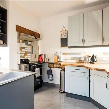 Lovely Three Bedroomed House, Parking 2 Cars Londra Esterno foto