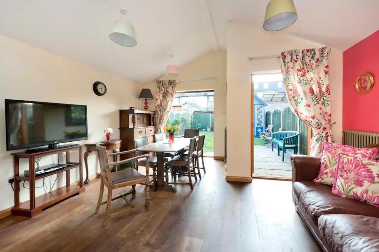 Lovely Three Bedroomed House, Parking 2 Cars Londra Esterno foto