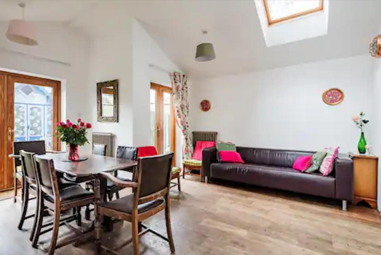 Lovely Three Bedroomed House, Parking 2 Cars Londra Esterno foto