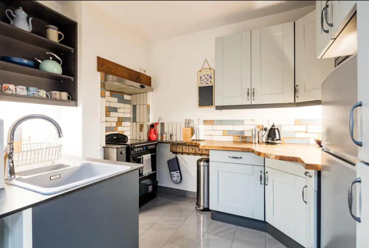 Lovely Three Bedroomed House, Parking 2 Cars Londra Esterno foto