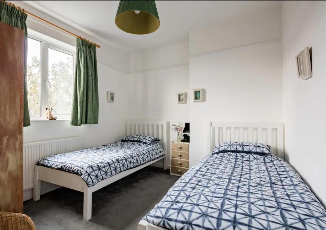 Lovely Three Bedroomed House, Parking 2 Cars Londra Esterno foto