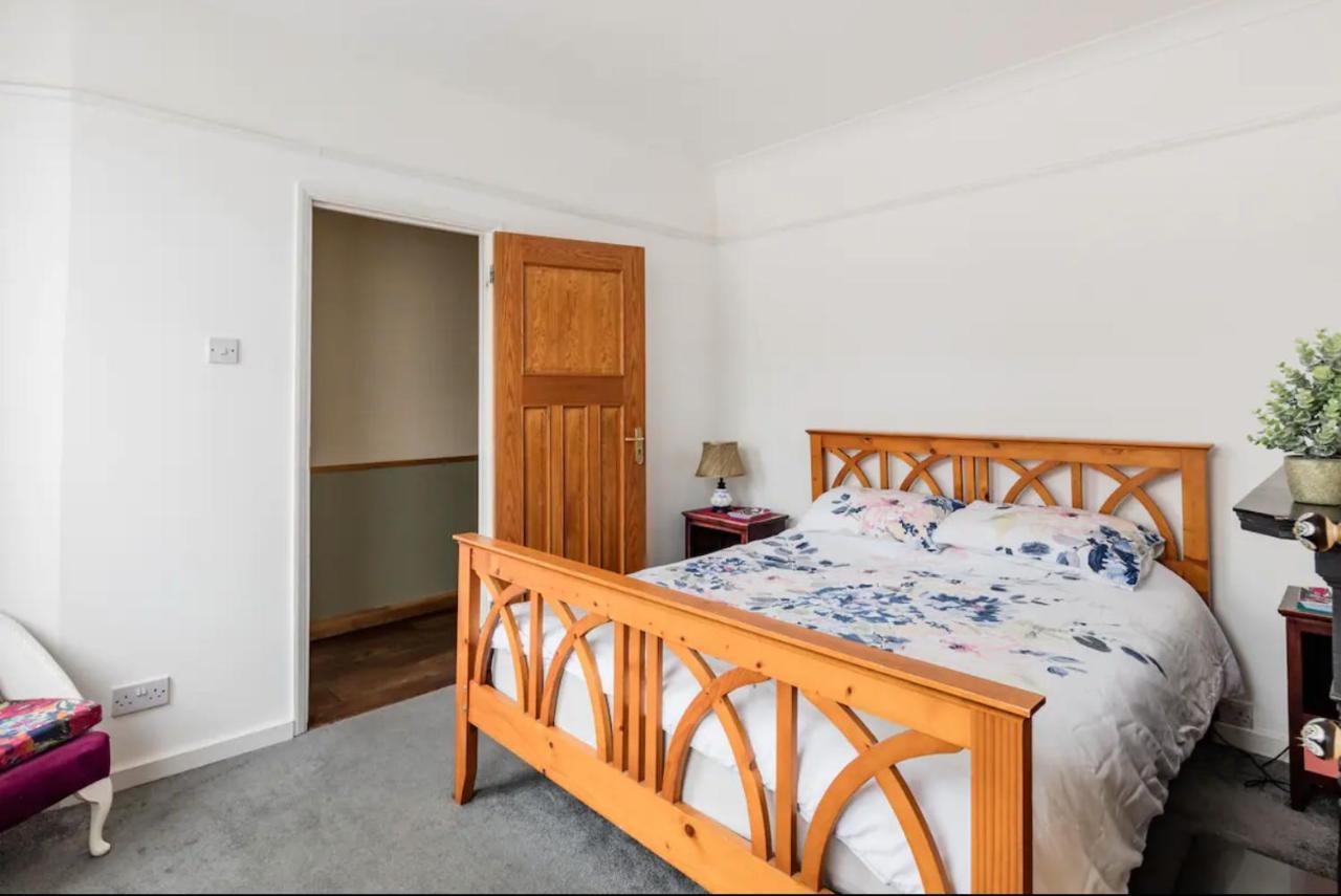Lovely Three Bedroomed House, Parking 2 Cars Londra Esterno foto