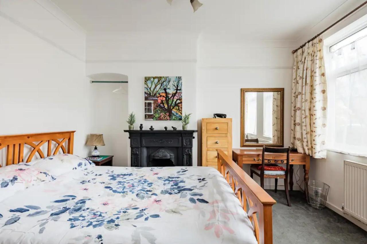 Lovely Three Bedroomed House, Parking 2 Cars Londra Esterno foto