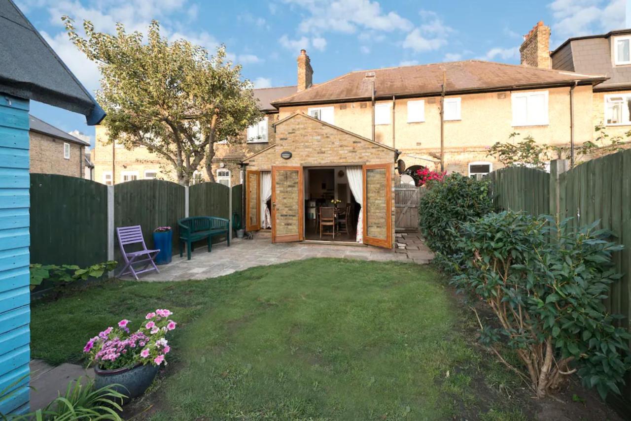 Lovely Three Bedroomed House, Parking 2 Cars Londra Esterno foto