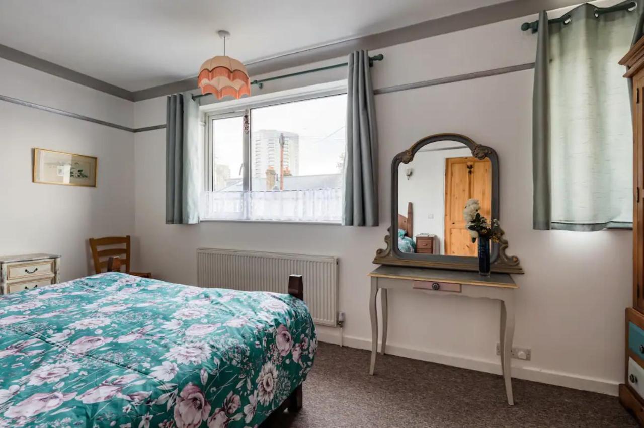 Lovely Three Bedroomed House, Parking 2 Cars Londra Esterno foto