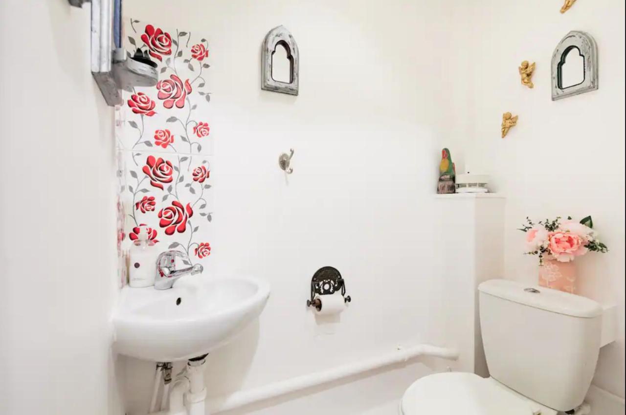 Lovely Three Bedroomed House, Parking 2 Cars Londra Esterno foto