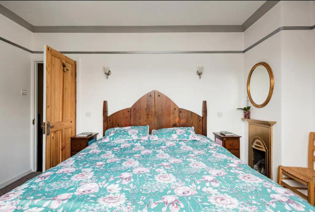 Lovely Three Bedroomed House, Parking 2 Cars Londra Esterno foto