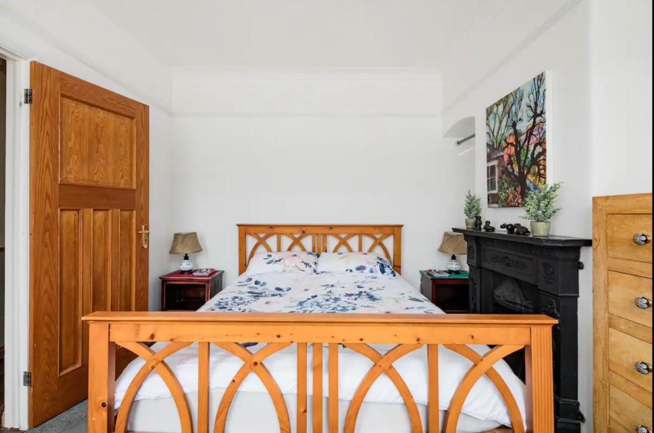 Lovely Three Bedroomed House, Parking 2 Cars Londra Esterno foto