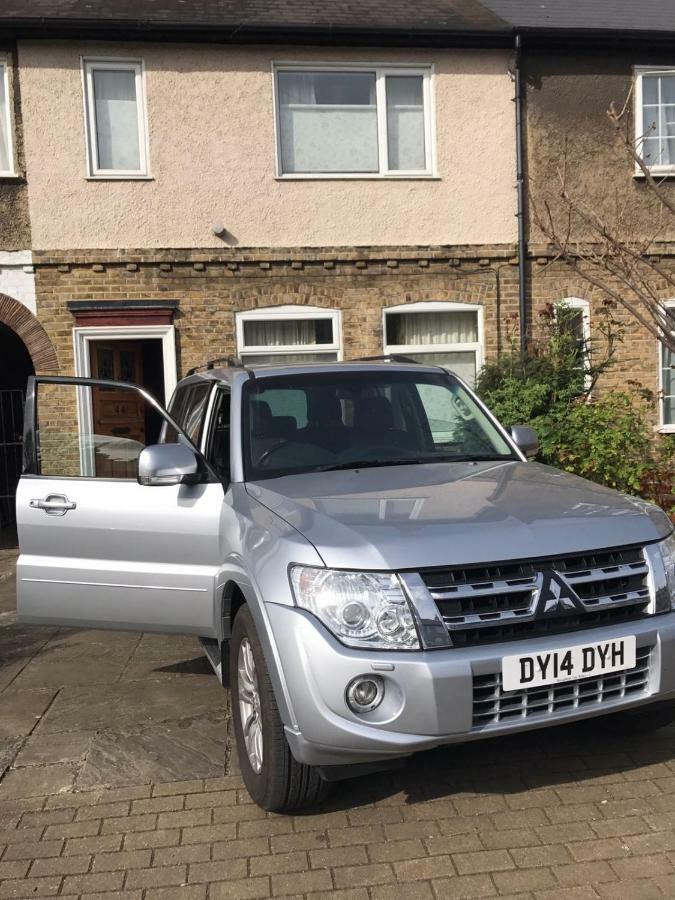 Lovely Three Bedroomed House, Parking 2 Cars Londra Esterno foto