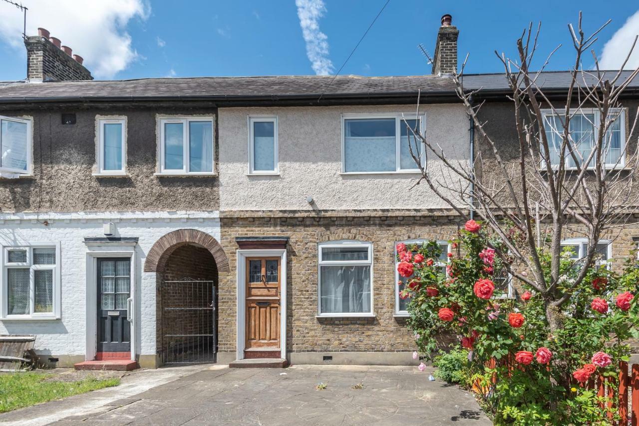 Lovely Three Bedroomed House, Parking 2 Cars Londra Esterno foto