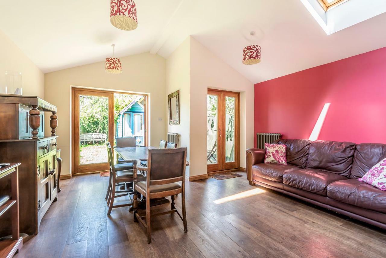 Lovely Three Bedroomed House, Parking 2 Cars Londra Esterno foto