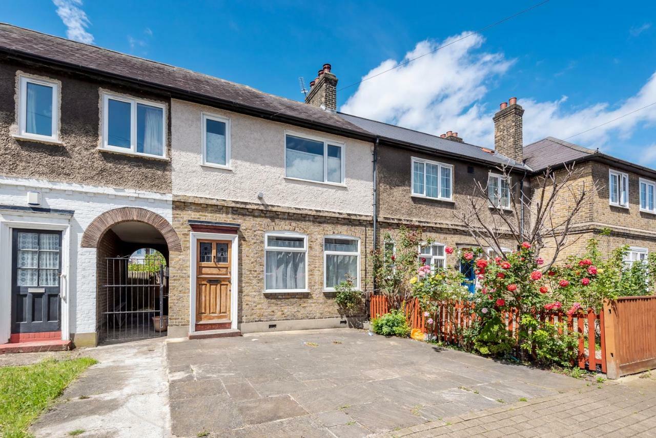 Lovely Three Bedroomed House, Parking 2 Cars Londra Esterno foto