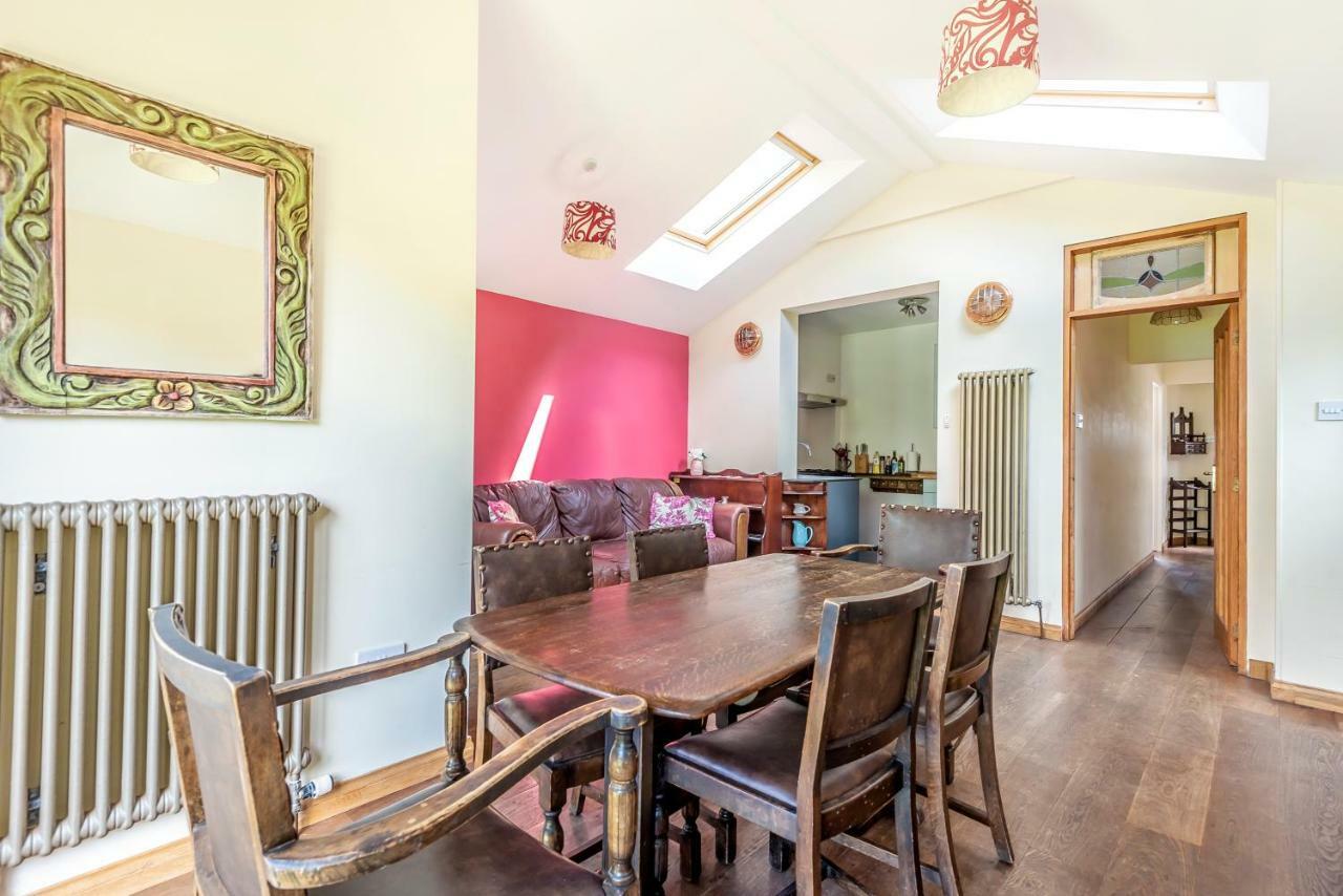 Lovely Three Bedroomed House, Parking 2 Cars Londra Esterno foto